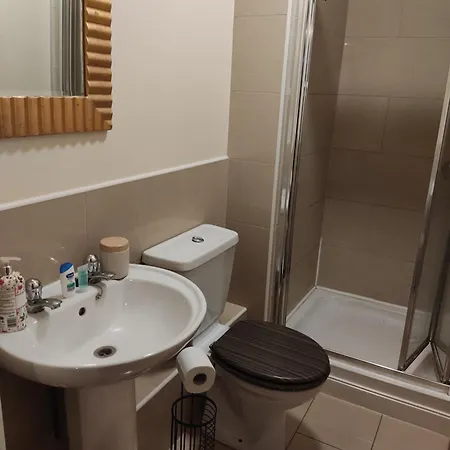Swallows Nest - Spacious Bright Double Bedroom With Ensuite Bathroom Homestay