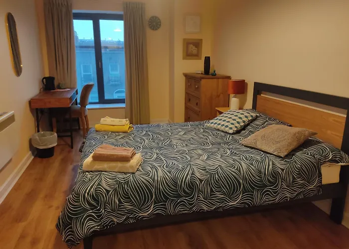 Homestay szállás Swallows Nest - Spacious Bright Double Bedroom With Ensuite Bathroom *