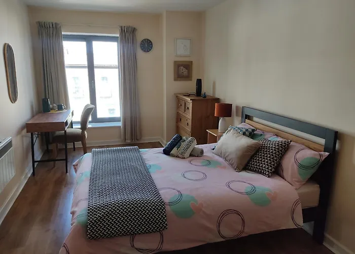 Проживание в семье Swallows Nest - Spacious Bright Double Bedroom With Ensuite Bathroom *