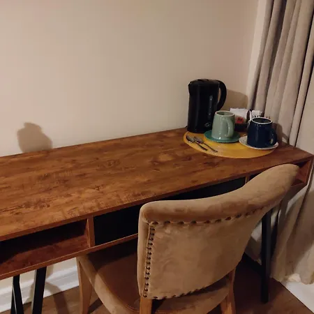 منزل للإقامة Swallows Nest - Spacious Bright Double Bedroom With Ensuite Bathroom *