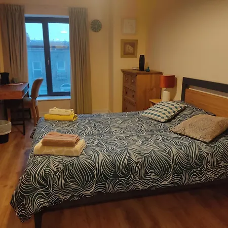 Δωμάτια σε οικογενειακή κατοικία Swallows Nest - Spacious Bright Double Bedroom With Ensuite Bathroom *