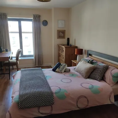 Δωμάτια σε οικογενειακή κατοικία Swallows Nest - Spacious Bright Double Bedroom With Ensuite Bathroom *