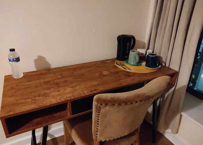 홈스테이 Swallows Nest - Spacious Bright Double Bedroom With Ensuite Bathroom *